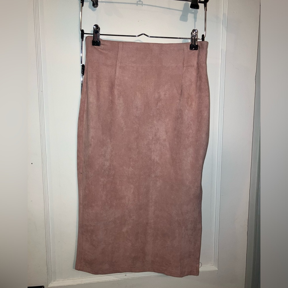 Pink suede midi skirt with a slit.
